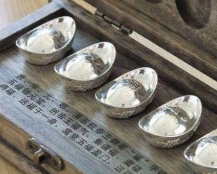 古装剧中大侠吃完饭丢下银子就走 店家为何从来不拦他们
