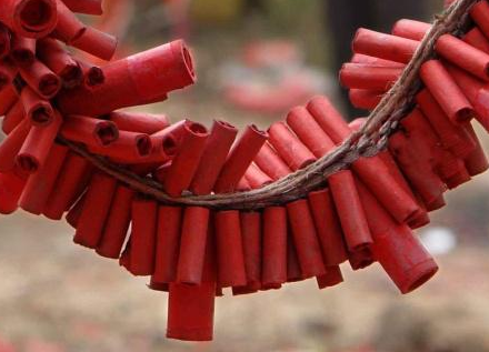 揭秘爆竹的起源 爆竹里面的竹指的是什么