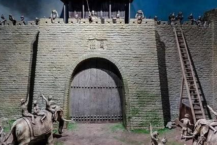 古代守城的士兵为什么不掀翻梯子 而是选择扔石头