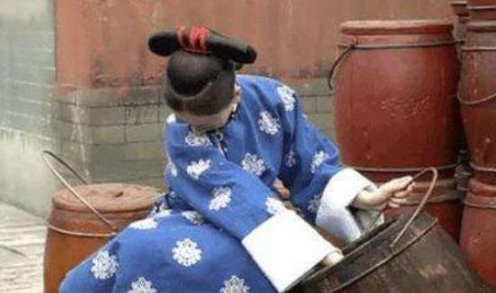 古代没有手纸的时候，古人上厕所如何解决？