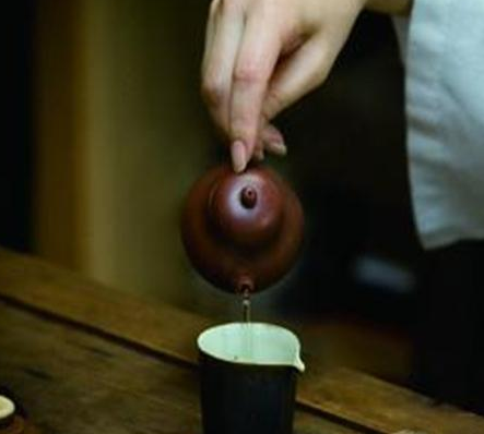 古人下毒为什么偏偏在酒里下毒 喝茶真的可以解毒吗