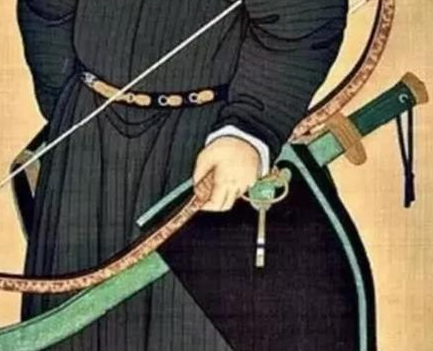 满清的侍卫为何要将腰刀反着带 关键时候能拔出来吗