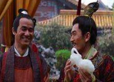 水浒第一个出场的好汉是谁？他为什么要逃亡