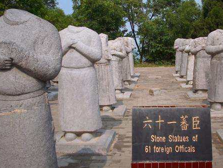 武则天守陵石人头上为什么没有脑袋 究竟是天灾还是为人造成的
