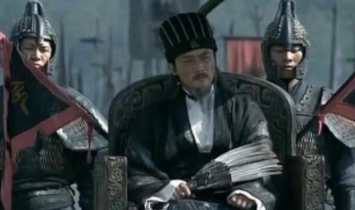 历史上的诸葛亮手拿羽毛扇乘坐四轮车吗？此形象来源自谁