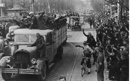 德国吞并奥地利后进驻的士兵 受到的民众的夹道欢迎