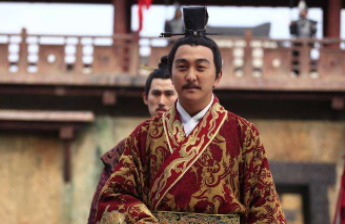 鬻拳用剑威逼楚文王，为何楚文王反而端酒认错呢？