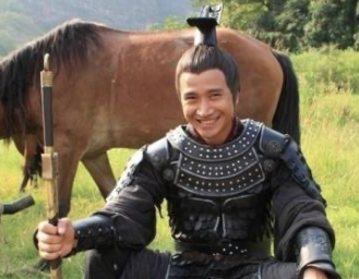 皇帝请大臣吃饭，吃完后派人杀了他