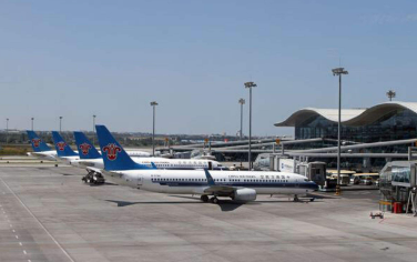 济南机场现乘客向飞机发动机扔硬币的情况，航班在延误2小时，当事旅客被送公安