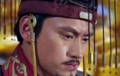 古代皇帝的一天生活是什么样的 半夜估计还得审批奏折