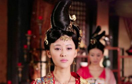 她出身名门嫁给王爷，最后为什么又被迫嫁给皇帝？