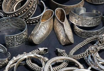 皇帝赏赐有功之臣都是赏金万两 换做现在是多少前