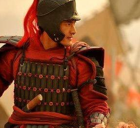 古代的兵器枪上为什么都要绑上红缨？是为了美观吗？