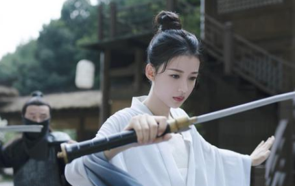 《今夕何夕》23日晚开播，女主孙怡古装造型引发热议