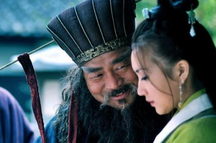 董卓舍得送赤兔马给吕布，怎么才封他个中郎将？