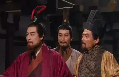 托孤大臣张昭对孙权有什么帮助？为什么孙权称帝要火烧张昭家门？