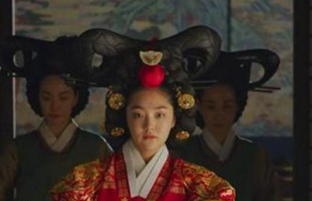 《王国》殿娘娘的袜子上的血是怎么回事 血迹是什么人的