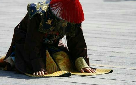 清朝官员下跪的时候为什么都要拍两下袖子 这里面有什么讲究吗