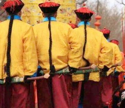 清朝侍卫的刀为什么都是反过来带的 这里面有什么说法吗