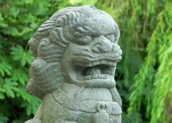 石狮子嘴里的球能转能动的 究竟是怎么放进去的呢