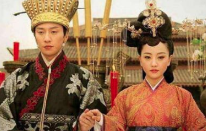 她倒贴嫁给一个穷小子，生了4个孩子都是帝王