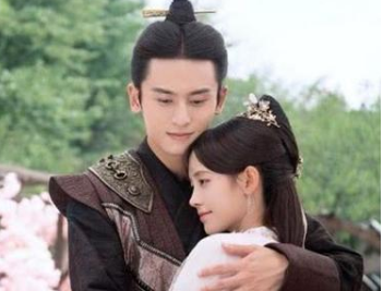 《满月之下请相爱》女主是什么人设？与男主在穿越时空中相恋