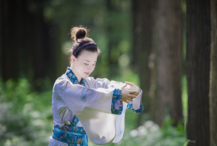 古人穿的衣服那么长，拖在地上不会脏吗？
