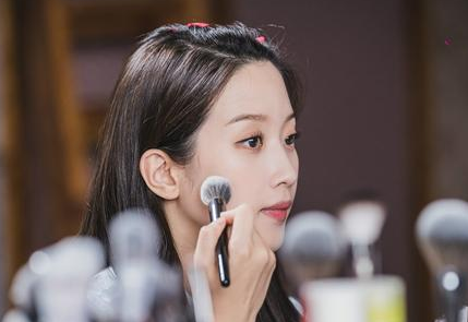 《女神降临》在剧情主旨，乃至女主颜值方面出现了严重问题