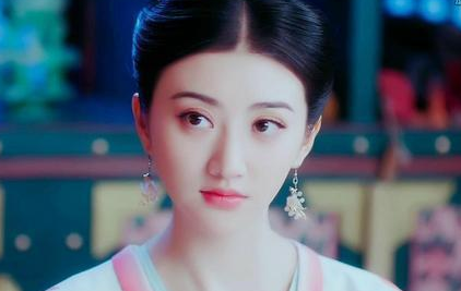 此女命运坎坷成王妃后流落民间，儿子长大之后找了她一生！