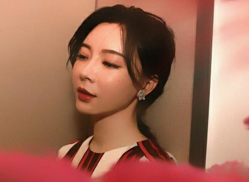 《完美关系》斯黛拉是谁演的？扮演者资料介绍