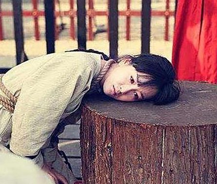 古代刽子手行刑前为什么要喷一口酒 这种现象在历史上很常见吗