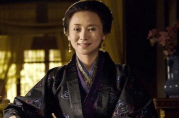 曹太后容得下皇帝的宠妃，为何却容不下自己的养子？