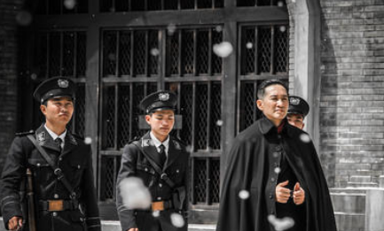《神探柯晨》孙满堂为什么要帮助白柳？他们什么关系？