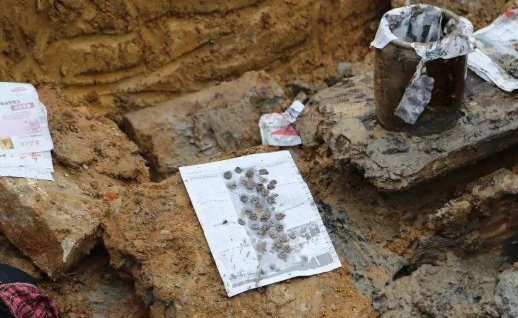 广西出土明代古墓，竟发现一块瑞士手表