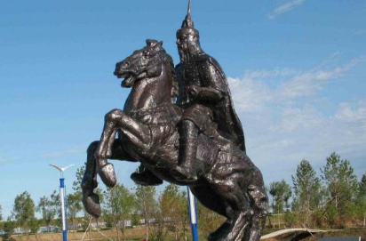 1683年萨布素被命为黑龙红将军，坐镇瑷珲城负责指挥雅克萨战役