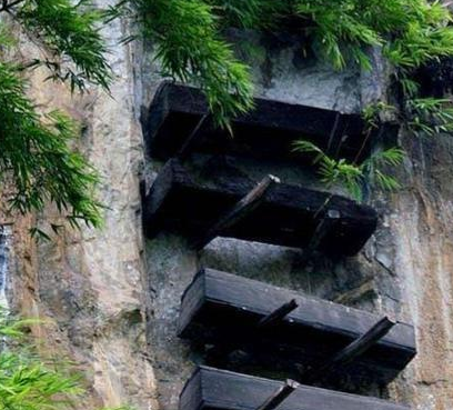 古代悬棺重大几百斤又安放在悬崖峭壁上 古人又是怎么做到的