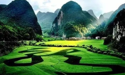 龙宫风景名胜区：中国水旱溶洞最大、最多的地区