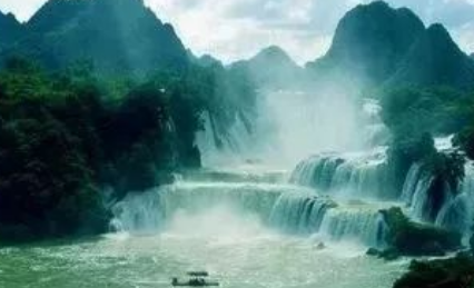 宋词之满庭芳·夏日溧水无想山作鉴赏，该词的作者想表达什么情感？