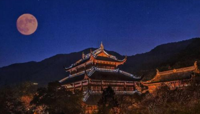 清代五言赏析之灵隐寺月夜，该诗的作者描绘了什么场景？