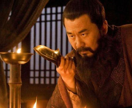 小妾只是没有准时叫醒曹操 曹操醒后为何就用用棍棒打死她