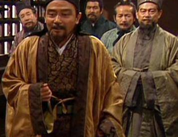 东吴元老张昭在赤壁之战前，为何建议孙权主动投降曹操？