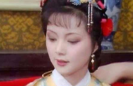 薛宝钗喜不喜欢贾宝玉？她真的是为了权势吗？