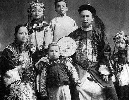 清朝贵族的生活奢侈到什么地步 上厕所都要人伺候着