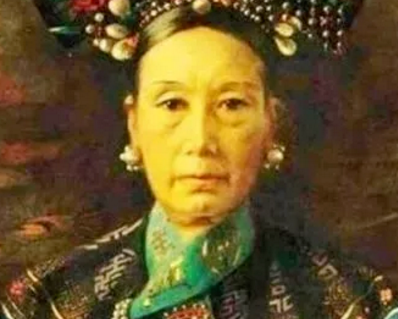 清朝宫中女子脖子的白绢有什么作用?不是随意戴的