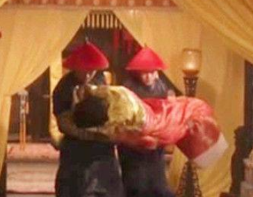 清朝嫔妃被翻牌子之后为什么要卷在被子里送给皇上？