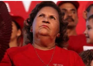 反美的查韦斯为什么会将自己的母亲送到美国 他是出于什么目的考虑的