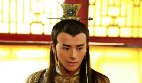 皇帝明知道母后是被人打死的，却对仇家百般孝顺