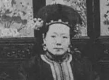 皇帝选秀她惨遭落选，嫁给王爷却生下天子，死后皇帝休朝11天 ！