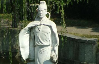 王勃的《别薛华》写出了作者对友人前途的担忧，也反应了自己的迷茫