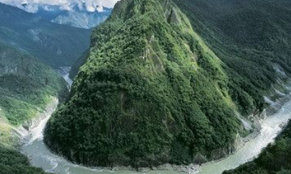 雅鲁藏布大峡谷：中国最大的峡谷，峡谷全长5049千米